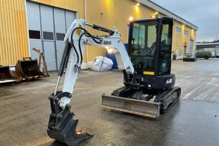 Mini pelle Bobcat E26 avec 3 godets