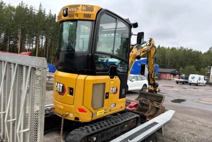 Mini pelle CAT 302CR avec engcon et remorque