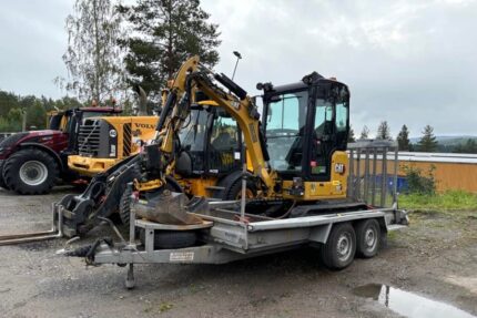 Cat 302CR avec engcon et remorque